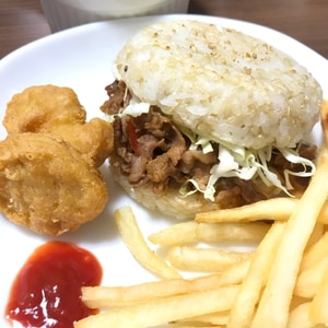 ラップを使って、豚の生姜焼きライスバーガー